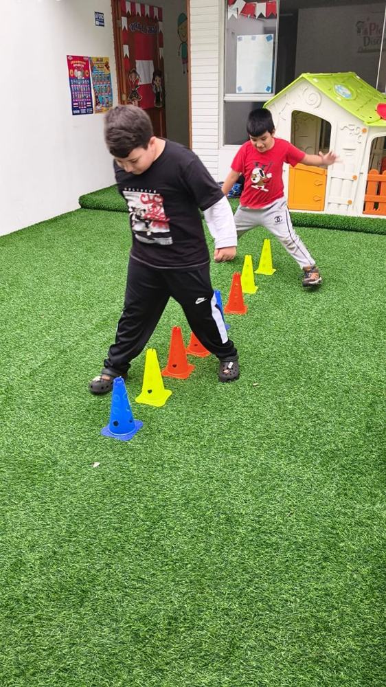 Niños en circuito de agilidad al aire libre