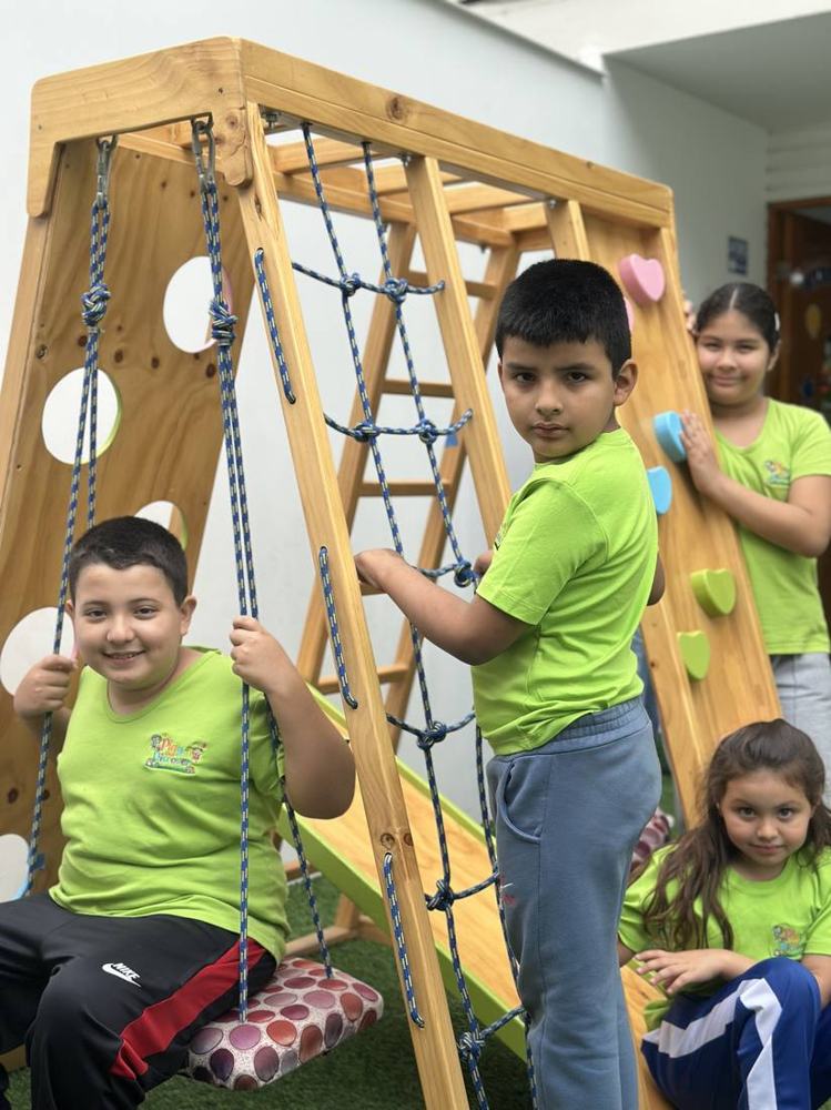 Niños en el circuito de escalada y sube y baja