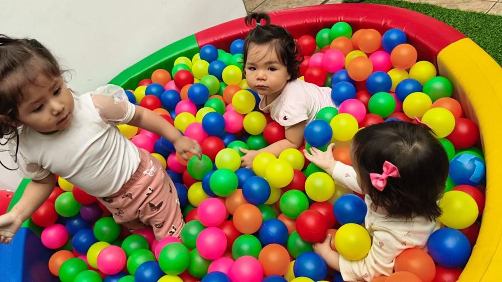 Bebés jugando en la piscina de pelotas